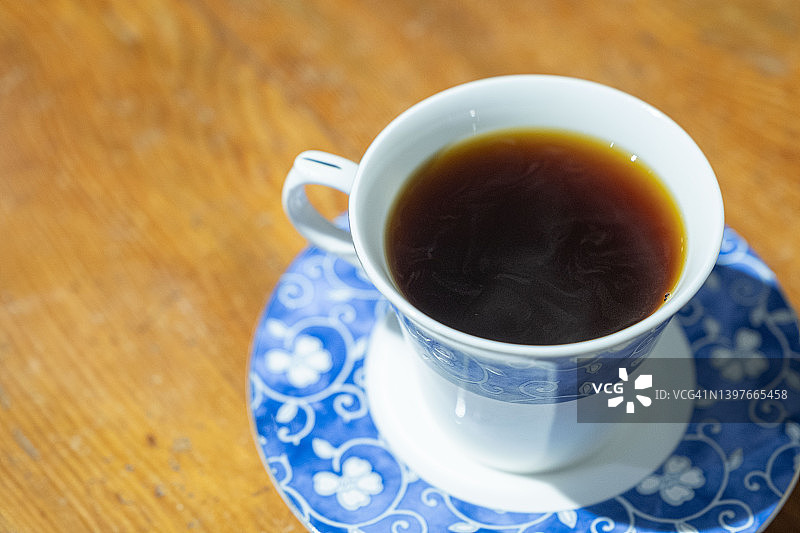 桌子上的黑咖啡杯的高角度视角，一杯美式咖啡图片素材