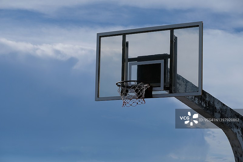 篮球篮板与蓝天背景图片素材