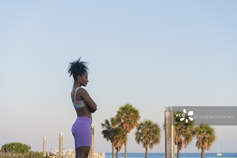 一个非裔拉丁女人在海滩度假图片素材