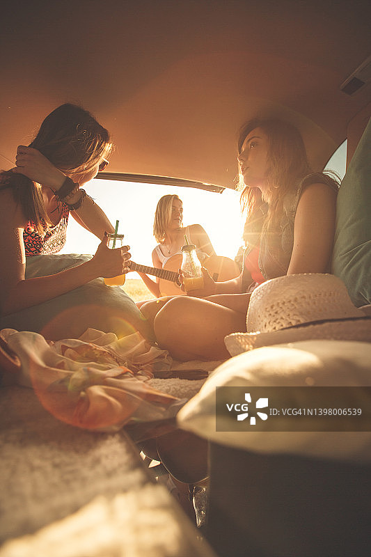 三个最好的朋友在开车旅行和露营时玩得很开心图片素材