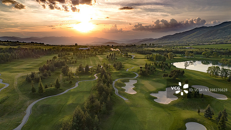 高尔夫球场美丽的鸟瞰图的高尔夫球场景观与日落。图片素材