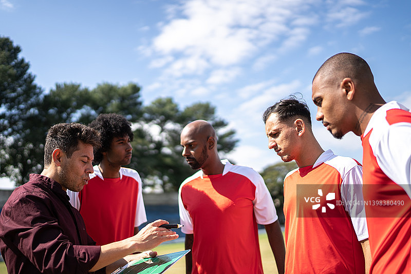 教练在比赛中与足球运动员交谈图片素材