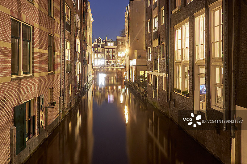 阿姆斯特丹运河夜景狭窄图片素材