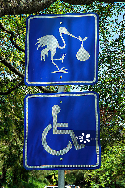 为行动不便人士(孕妇及/或残疾人士)提供优先停车位的标志图片素材