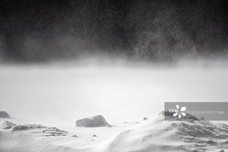在宾夕法尼亚州切斯特县，雪花在黑暗的背景下飘动图片素材