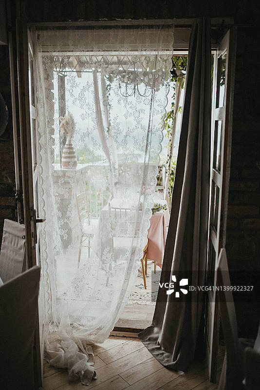 在户外婚礼。用玫瑰装饰的白色拱门。图片素材