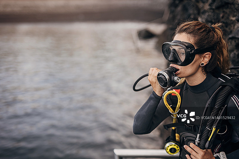 准备下海潜水的女潜水员图片素材