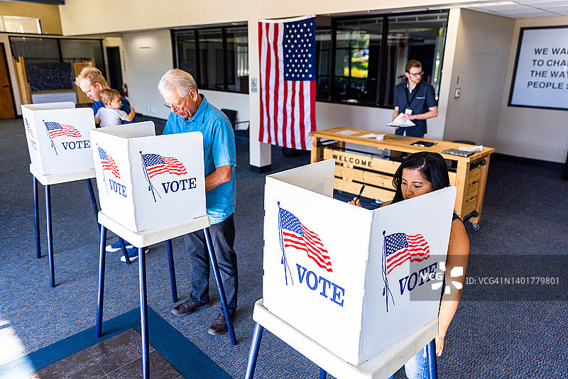 美国人在选举中投票图片素材