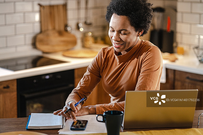 非裔美国女性在家用笔记本电脑工作图片素材