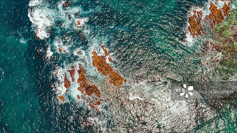 海水拍打着海面上的岩石图片素材