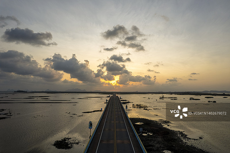 在泰国法塔隆大桥上的高速公路日落美景图片素材