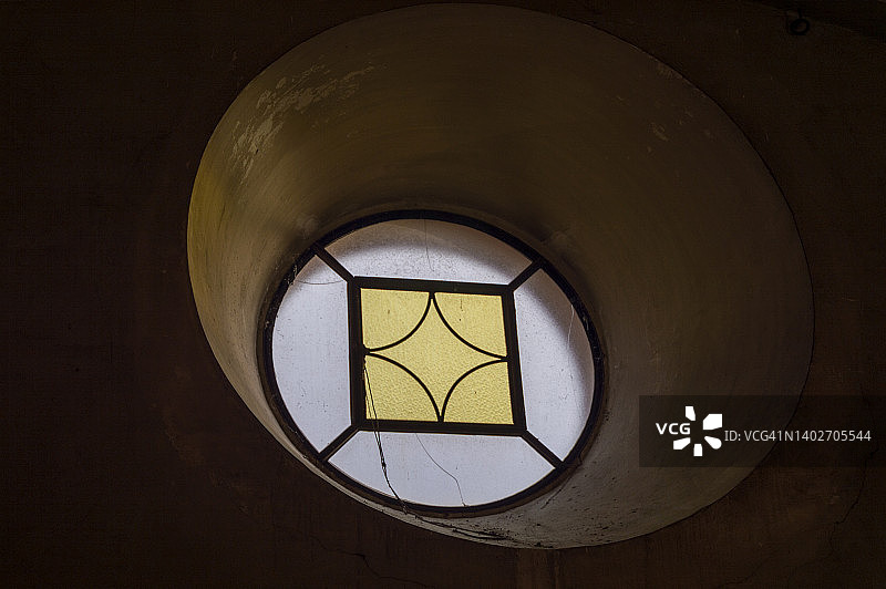 教堂内部的球形彩色玻璃窗图片素材