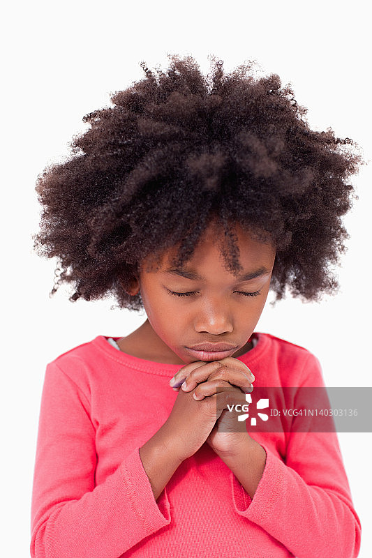 一个祈祷的女孩的肖像图片素材