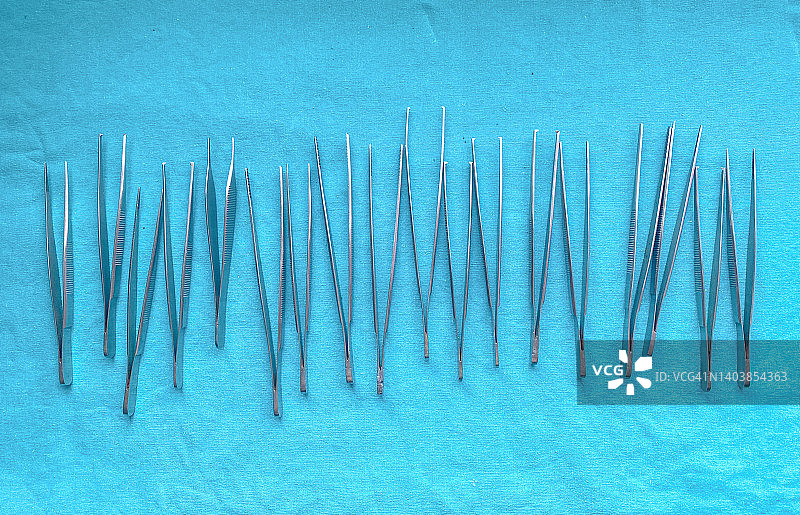 手术钳放在手术台上，
用于医院伤口敷料。图片素材