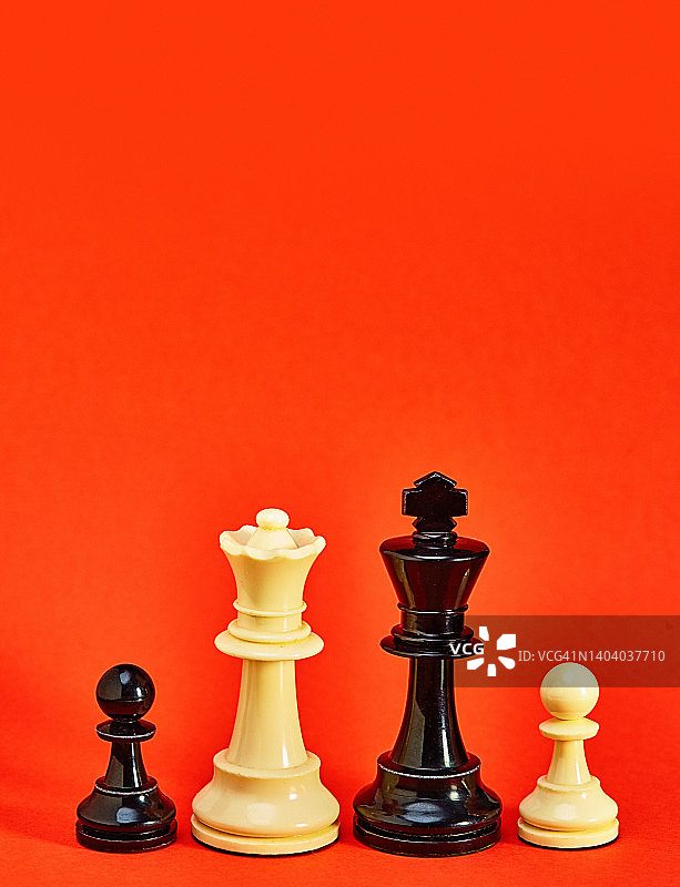棋王、棋后和棋子代表一个多种族混合的家庭图片素材