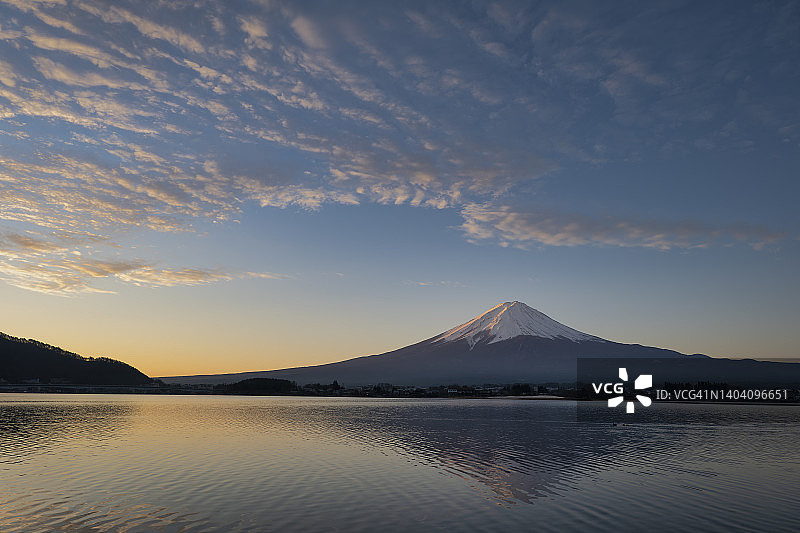 日出时，富士山在川口湖上图片素材
