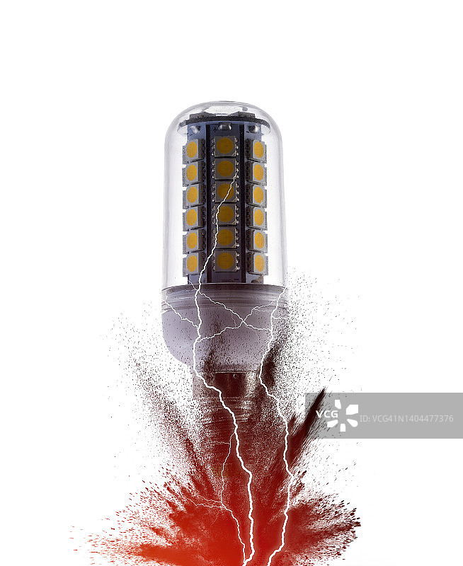 特写低功率led灯泡爆炸和放电在白色背景。图片素材
