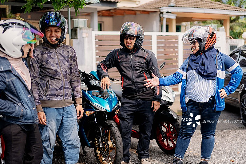 一群朋友和家人准备骑摩托车图片素材