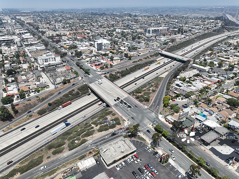 鸟瞰图高速公路立交和路口在北公园，圣地亚哥高速公路图片素材