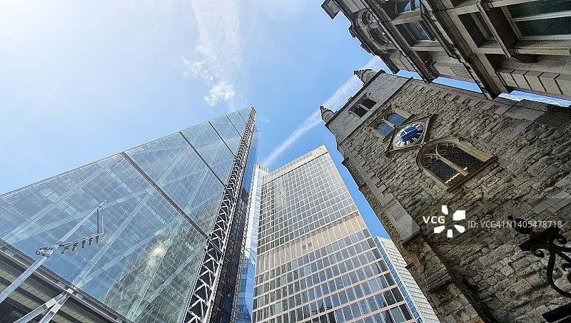 从下面俯瞰伦敦金融城的高层办公大楼:Leadenhall大楼和中世纪的St. Andrew Undershaft教堂。英国伦敦图片素材