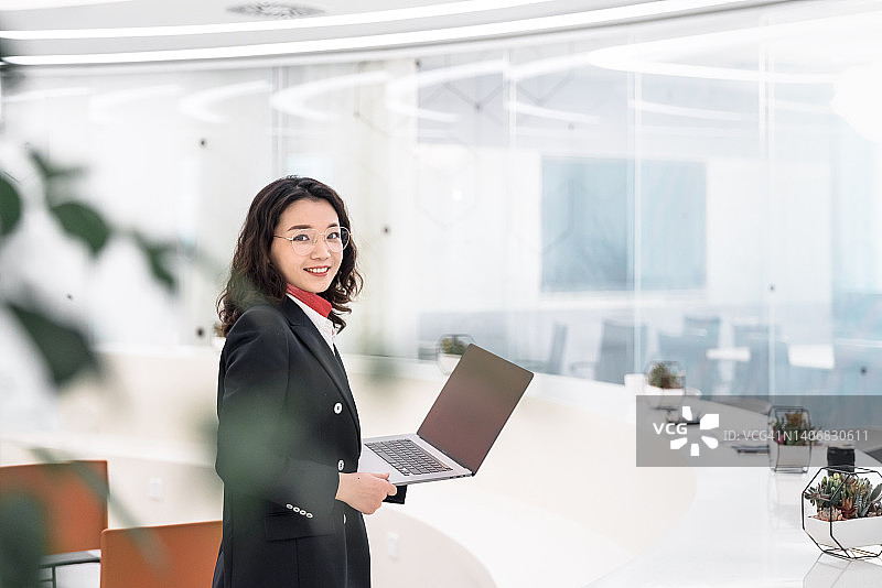 自信的亚洲商业女性在办公室的画像图片素材