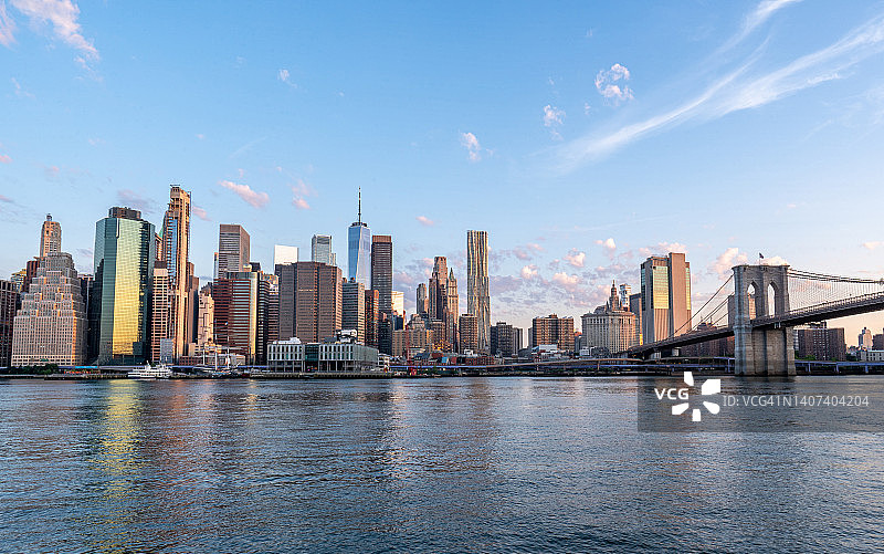 日出与布鲁克林大桥和曼哈顿市中心天际线，从美国纽约市布鲁克林的小飞象区看到图片素材