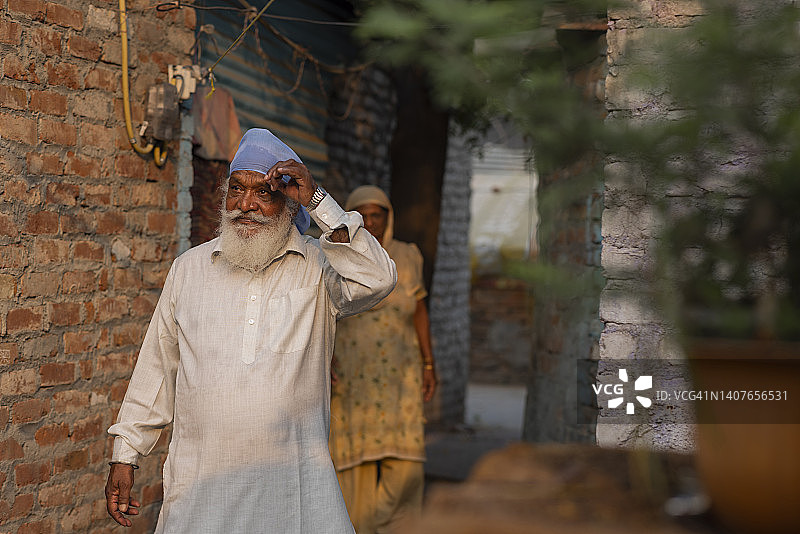 一位老人走在贫民区图片素材