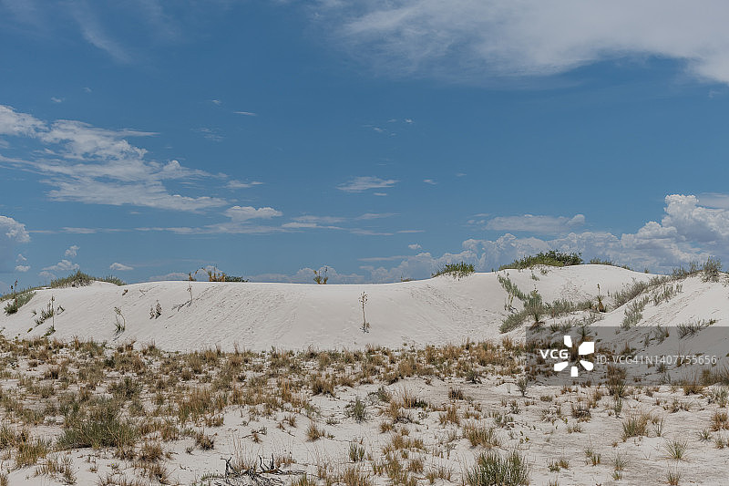 新墨西哥南部，在季风季节，白沙国家公园美丽的石膏沙丘景色映衬着戏剧性的天空图片素材