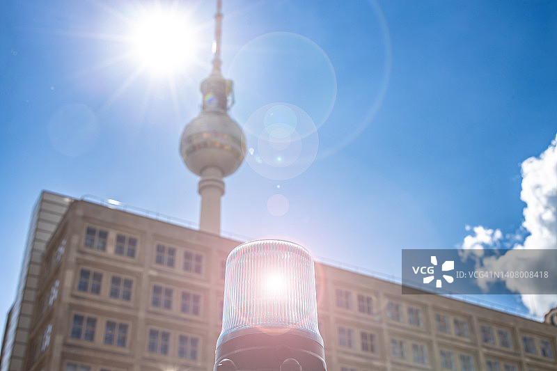 电视塔上的警灯和明亮的阳光-(德国柏林)图片素材