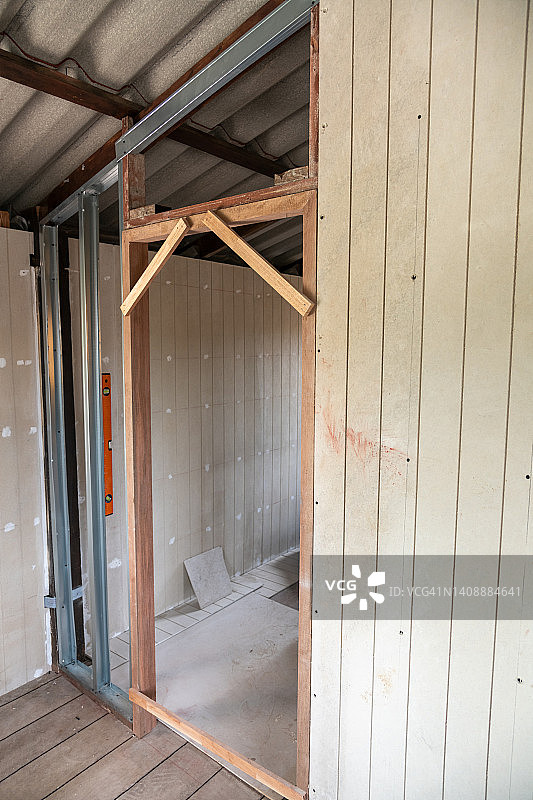 建造一个木制结构，用轻质墙板射螺丝来划分房间图片素材