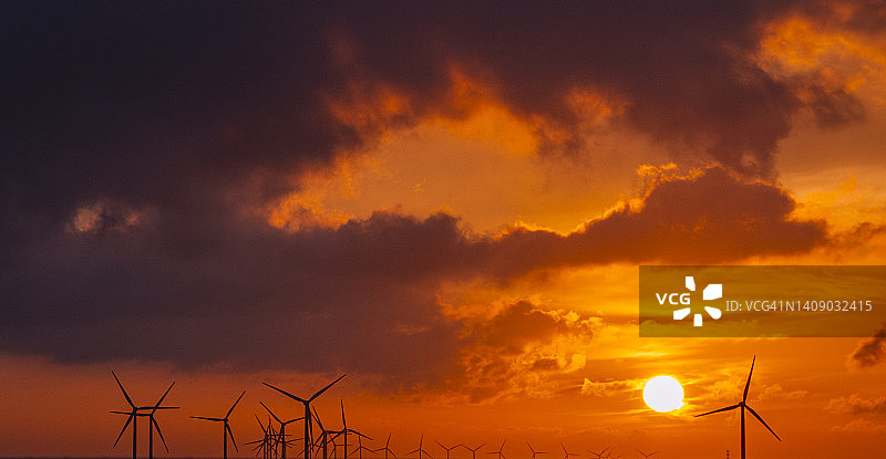 日落的天空和风力涡轮机农场图片素材