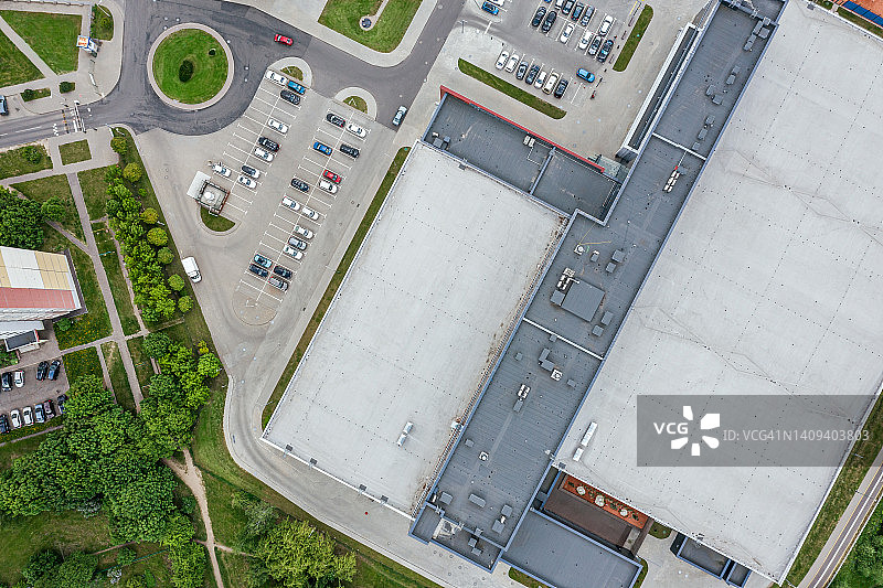 住宅区内有停车场的工业建筑。从飞行的无人机鸟瞰图。图片素材