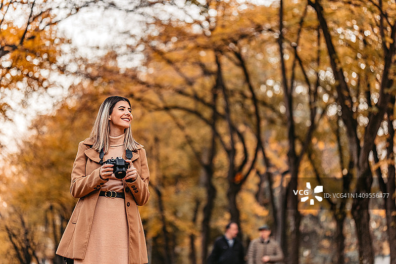 秋天在公园里拍摄的年轻女子图片素材