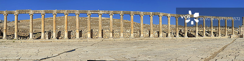 椭圆形论坛与标志性的柱子，以石柱铺就的街道或车行道在杰拉什罗马遗址的中心。图片素材