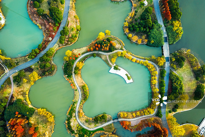 秋天，无人机航拍，湿地公园和步行街。中国江苏省江阴市图片素材