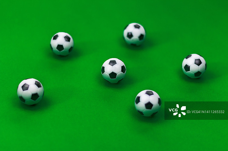 绿色背景的足球。图片素材