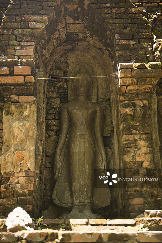 在泰国清莱的清盛，佛像的正面特写图片素材
