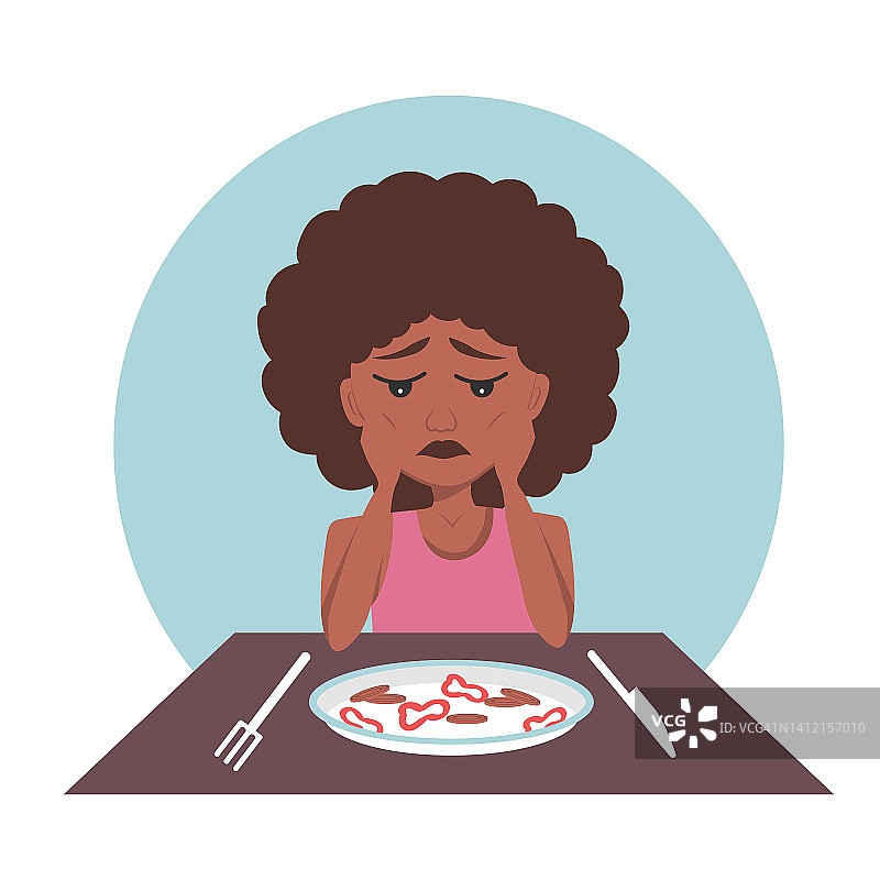 非常瘦的美国黑人患有精神障碍厌食症和贪食症的黑人妇女看着一盘减肥食品不敢吃，对自己的体重不满，想要减掉更多的体重图片素材