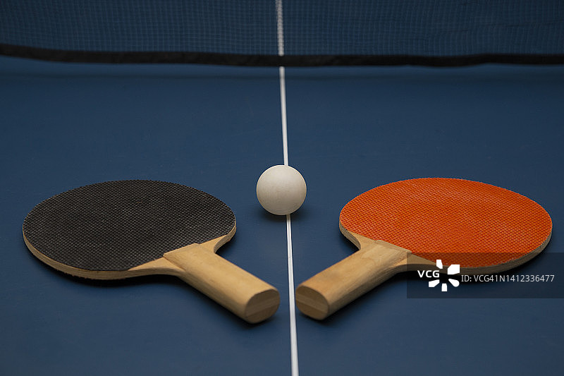 红黑专业乒乓球拍，带网带球。乒乓球图片素材