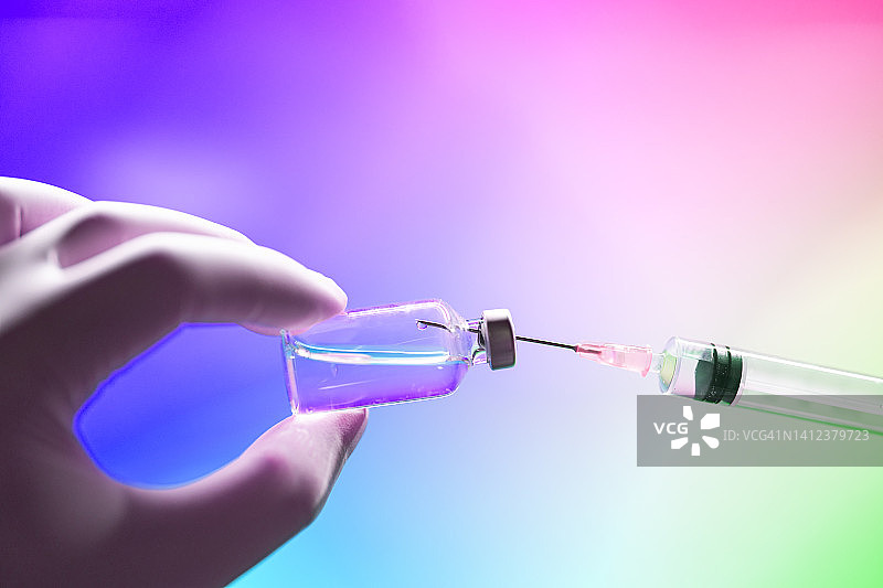 彩色背景天花和猴痘MPXV小瓶疫苗图片素材