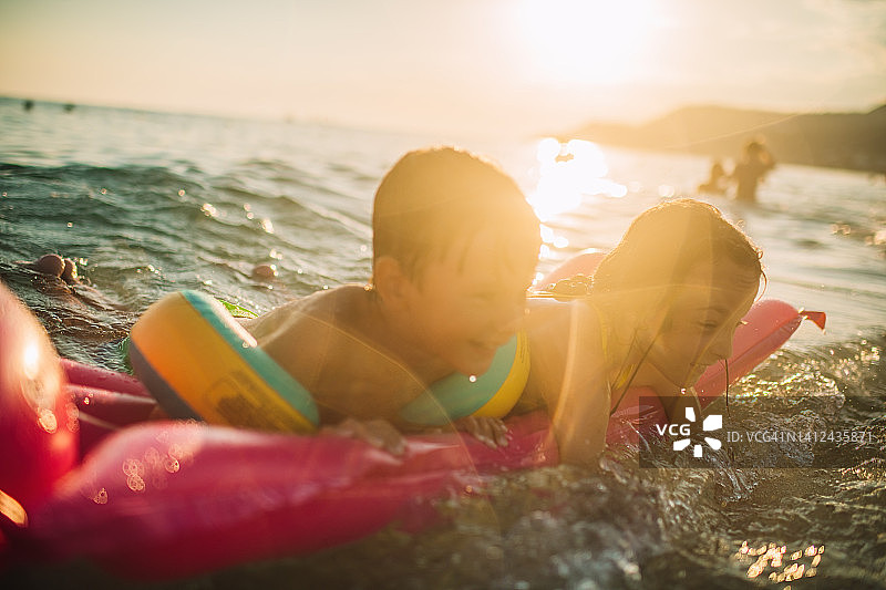 孩子们暑假在海里玩得很开心图片素材