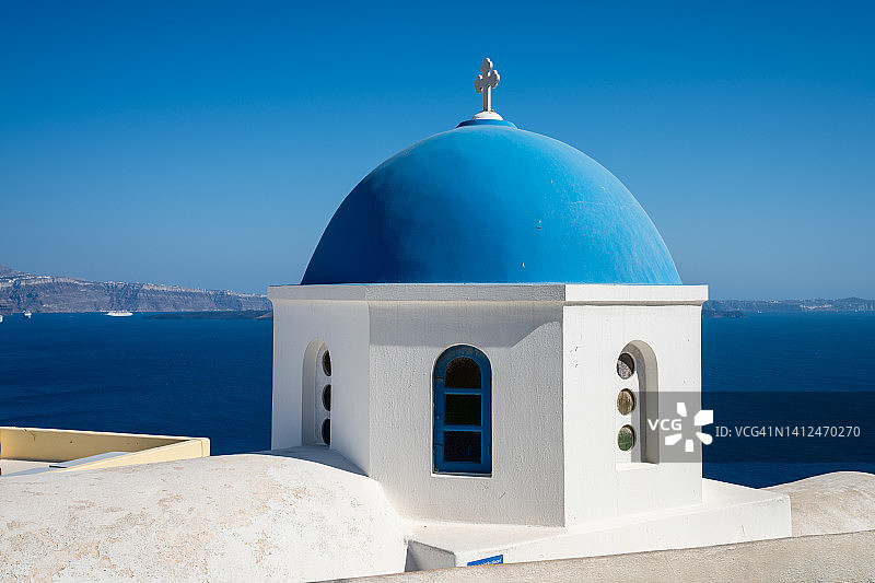 蓝色圆顶教堂，圣托里尼岛，希腊图片素材