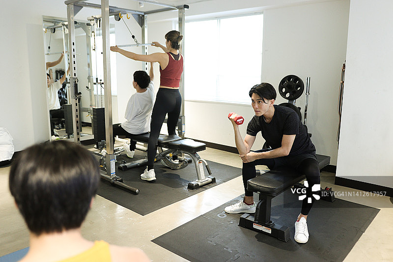 亚洲人在健身房锻炼图片素材