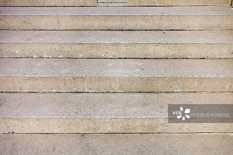 灰色混凝土楼梯，未完成的混凝土楼梯，极简主义建筑中的楼梯图片素材