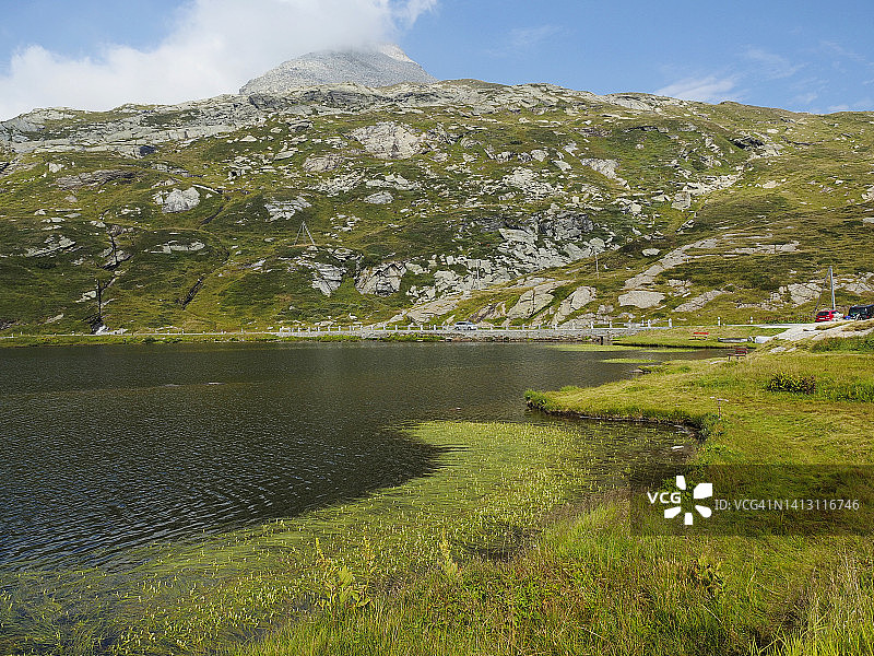 瑞士圣贝纳迪诺山口的Laghetto Moesola和Mount Piz Moesola的景色图片素材