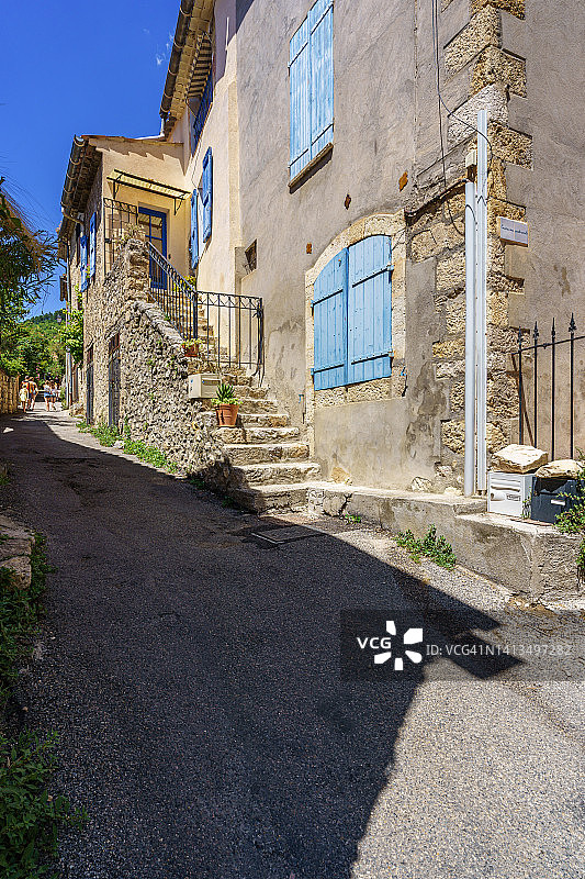 法国普罗旺斯小镇Moustiers-Sainte-Marie的街景图片素材