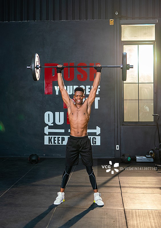 英俊、肌肉发达的非洲黑人男子在健身房举重图片素材