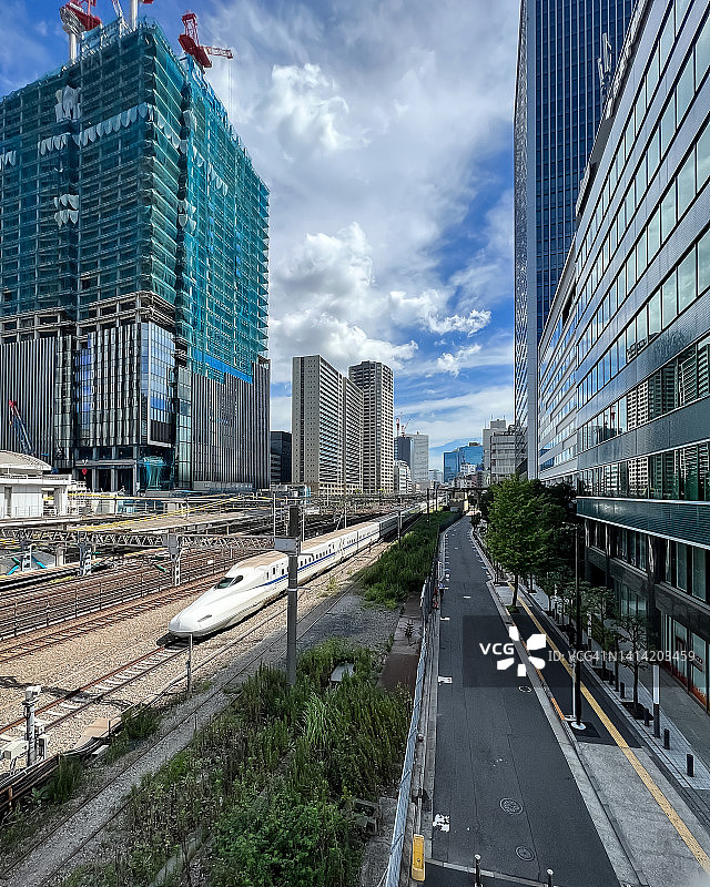 经过田町站的新干线列车图片素材