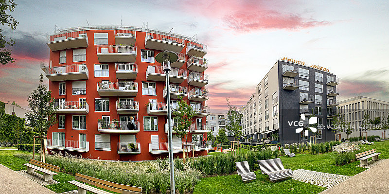 城市景观小区内有现代化的公寓建筑，城市绿化新景观图片素材