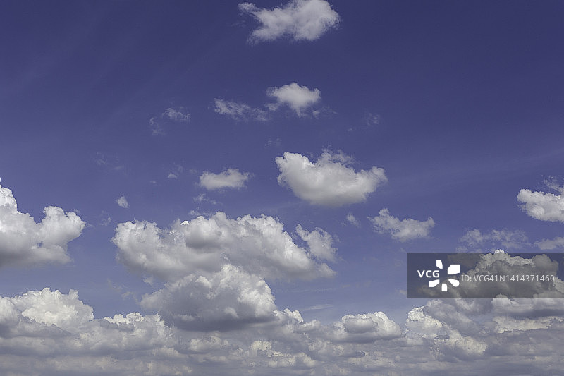 蓝天白云为背景。图片素材